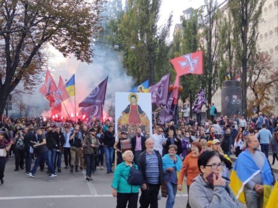 На Хрещатику учасники маршу "Ні капітуляції" кидали петарди і димові шашки