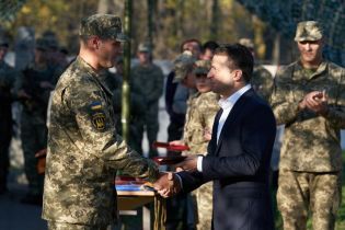 Президент на Донетчине наградил бойцов ООС и присвоил почетные наименования бригадам