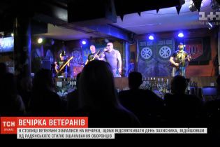 В одном из столичных пабов ветераны устроили вечеринку с танцами, лозунгами и вне уставом