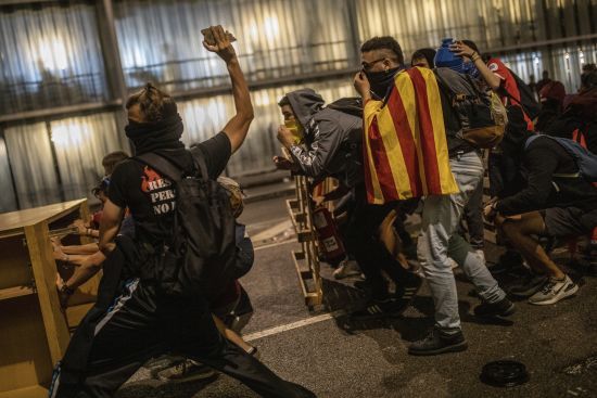 Десятки людей постраждали, аеропорти заблоковані: наслідки масових заворушень у Каталонії
