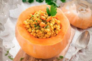Перловая каша с тыквой, орехами и сухофруктами