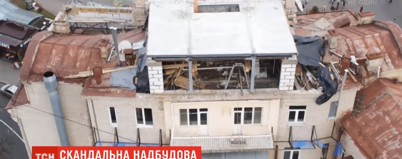 Скандальна надбудова на Майдані: власниця каже, що будівництво законне. Керівництво міста заперечує