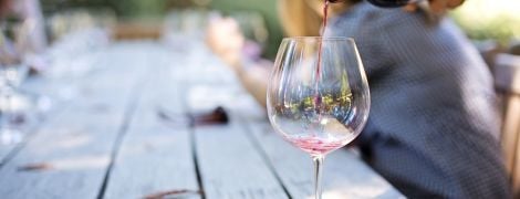 Странный привкус вина стал для британки сигналом о болезни сердца