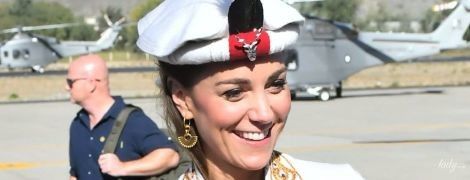 В скромном луке и с пером на голове: новый выход герцогини Кембриджской в королевском туре