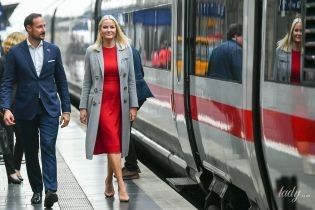 В красивом красном платье: кронпринцесса Метте-Марит попала в объективы папарацци