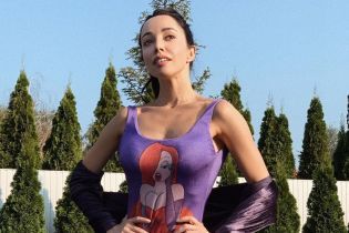 В купальнике с рисунком: Екатерина Кухар похвасталась стройной фигурой