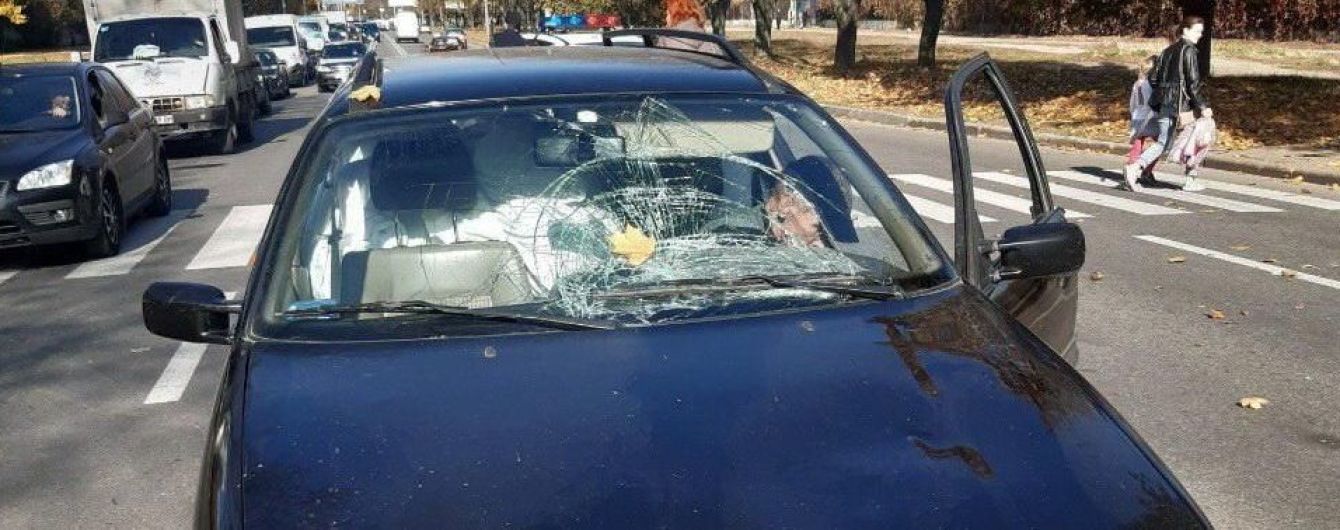 У Харкові автомобіль наїхав на жінку з двома дітьми