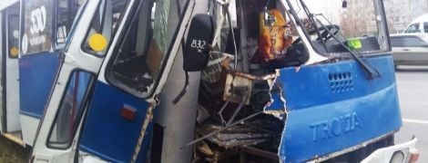 У Чебоксарах тролейбус розбився об стовп: 29 постраждалих