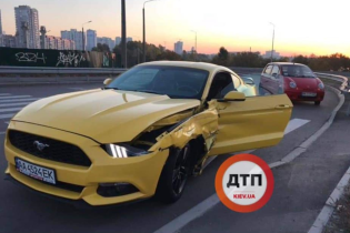 Спорткар Mustang попал в скоростную аварию в Киеве
