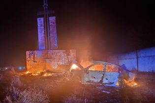 На Одесчине автомобиль протаранил бетонную стелу, два человека сгорели заживо