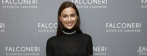 В скромном платье, но со смелым разрезом: Ирина Шейк на модном мероприятии