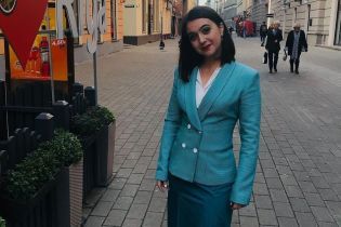 Пресс-секретарь Зеленского в элегантном наряде позировала на улице Риги