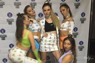 MamaRika в мини-юбке рассказала, как относится к шуткам о себе