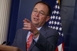Руководитель администрации Трампа оговорился, что США заблокировали выделение помощи Украине в качестве давления