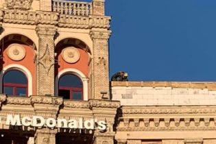 В Киеве на Майдане начали демонтаж скандальной надстройки