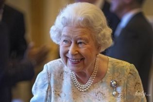 В отличном настроении: 93-летняя королева Елизавета II организовала прием во дворце