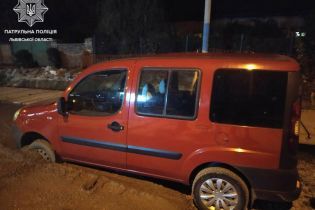 Во Львове пьяный водитель смесил новую бетонную дорогу