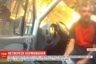 В Черновцах пьяный водитель-экспедитор разбил собственную машину о столб и чуть не заснул за рулем