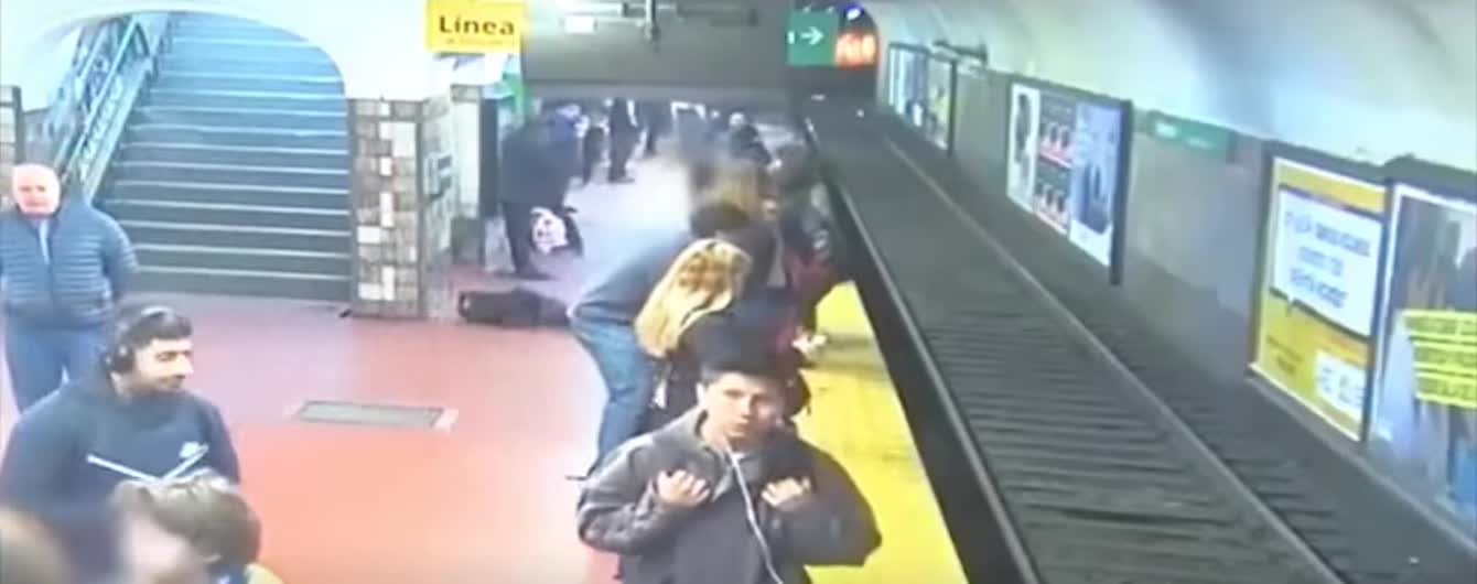 В Буэнос-Айресе потерявший сознание пассажир столкнул женщину под колеса метро