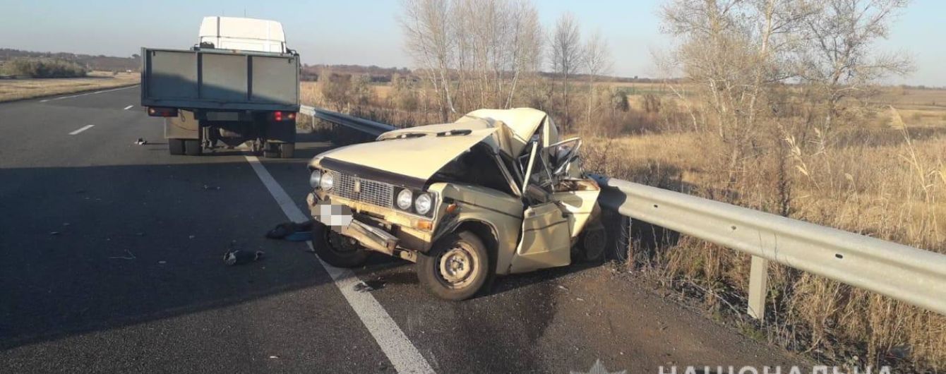 На Харьковщине грузовик влетел в припаркованную на обочине легковушку