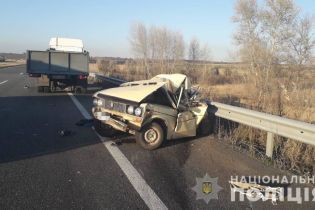 На Харьковщине грузовик влетел в припаркованную на обочине легковушку