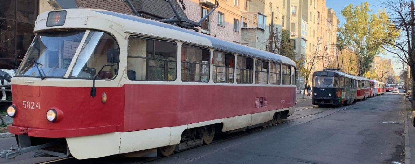 В Киеве установили нападавших, которые избили водителя трамвая за замечание о масках