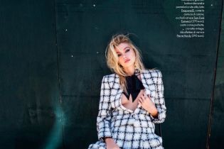 В жакете Chanel на голое тело: стильная Стелла Максвелл в новом фотосете