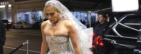 А грудь не влезла: Дженнифер Лопес надела свадебное платье
