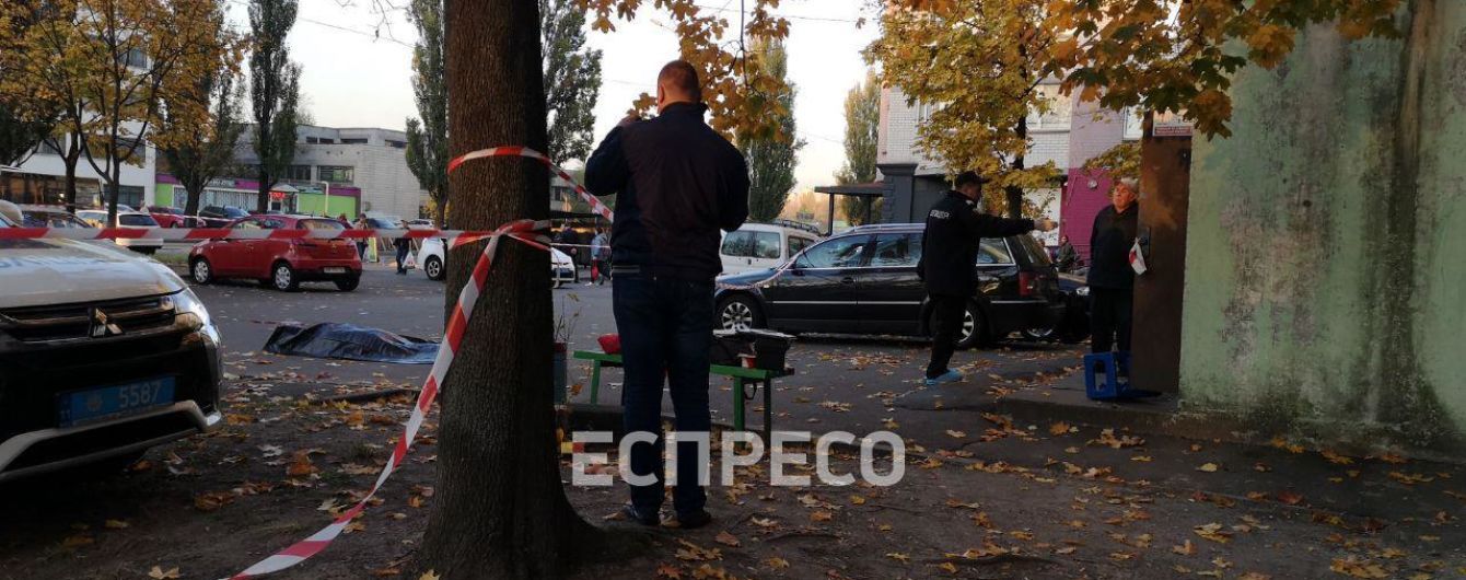 Резня в Киеве: убийца с ножом напал на двух мужчин в подъезде многоэтажки