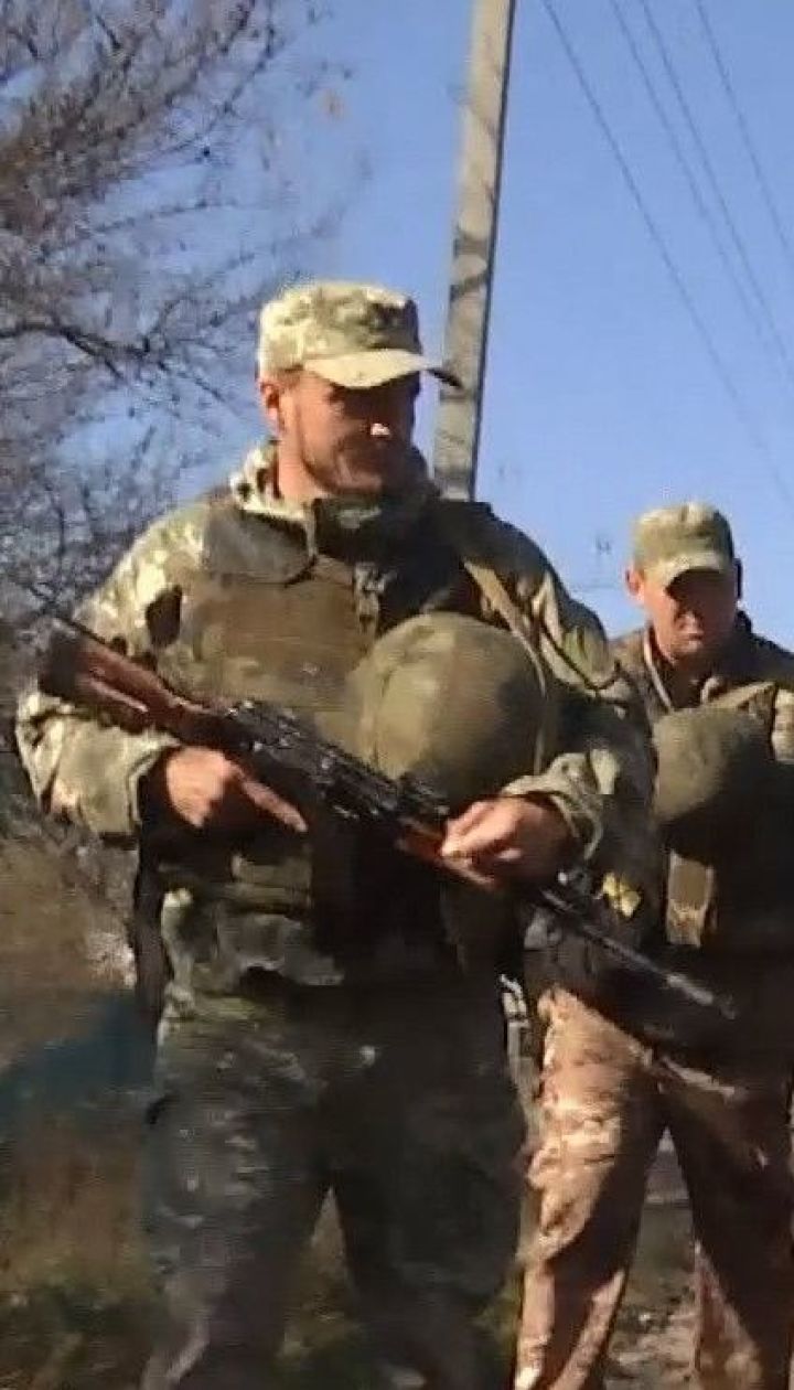 Украинские полицейские патрулируют улицы в прифронтовых Золотом-4 и Катериновке