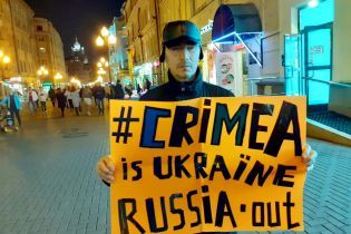 В Москве и Петербурге прошли одиночные пикеты в поддержку крымских татар