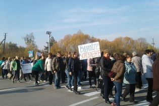 Вблизи Житомира учителя перекрывали трассу из-за задолженности по зарплате
