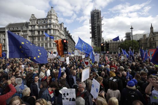 У Лондоні десятки тисяч людей вийшли на вулиці з вимогою повторного референдуму щодо Brexit