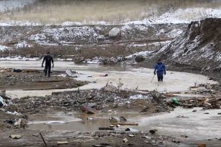 Количество жертв прорыва дамбы в российском Красноярске возросло до 15
