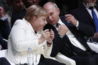 Меркель обсудила с Путиным "нормандский" саммит. В Кремле требуют имплементации "формулы Штайнмайера"