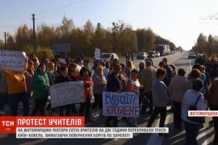 Перекрытая трасса на Житомирщине: школьные учителя угрожают вернуться через неделю