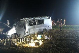 В Чехии микроавтобус с украинцами вылетел с дороги, пострадали 10 человек