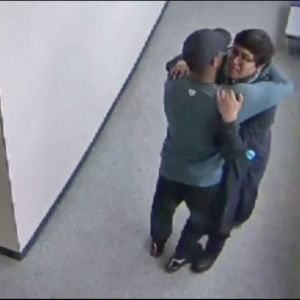 В США тренер объятиями обезоружил ученика, который пришел в школу с ружьем