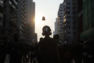 Протесты в Гонконге: полиция гасит студентов слезоточивым газом