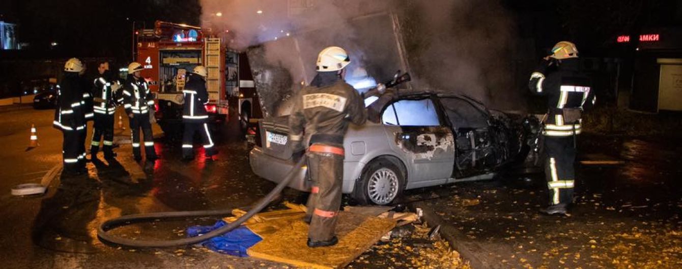 В Киеве произошло три серьезные автопожары за сутки. Что сгорело