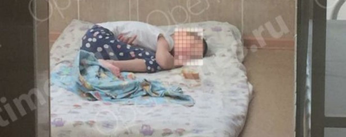 Держала в стойле со скотом и носила в сумке: в России мать превратила 12-летнюю девочку на маугли