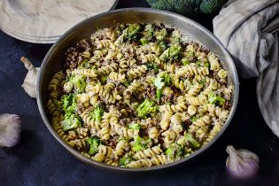Макароны с брокколи и говядиной