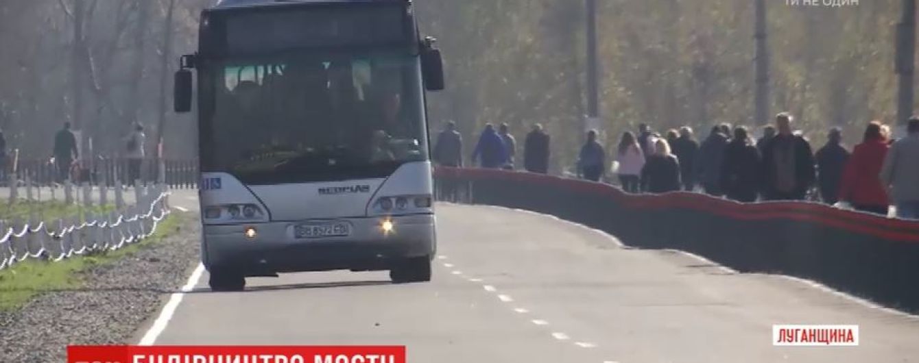 Біля відновленого мосту в Станиці Луганській з’явилися українські прапори
