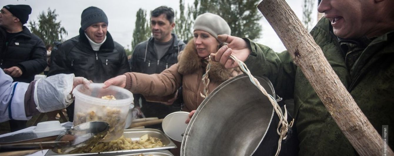 “Блины с лопаты. Продолжение”. В РФ толпа с ведрами ждала жареный картофель