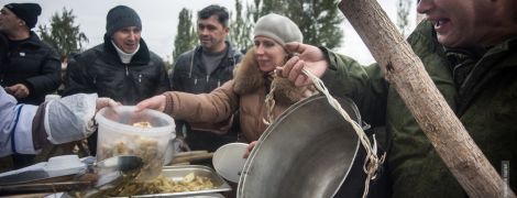 “Млинці з лопати. Продовження”. У РФ натовп з відрами чекав на смажену картоплю