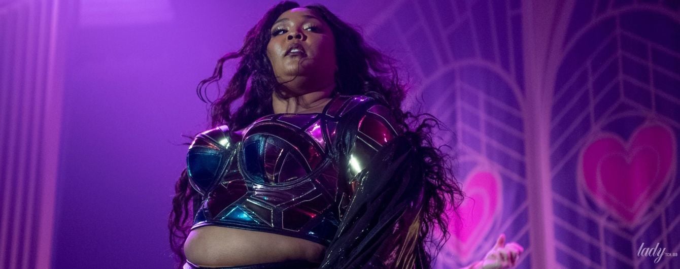 В своем репертуаре: пышнотелая Lizzo в провокационном наряде вышла на сцену