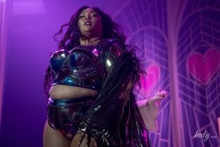 В своем репертуаре: пышнотелая Lizzo в провокационном наряде вышла на сцену