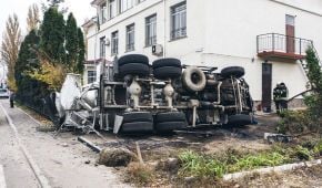 Под Киевом после столкновения с внедорожником бетономешалка протаранила стену сельсовета