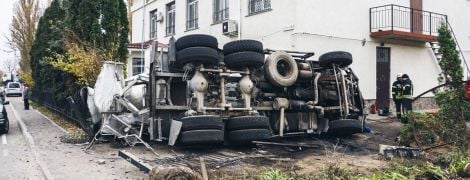 Под Киевом после столкновения с внедорожником бетономешалка протаранила стену сельсовета