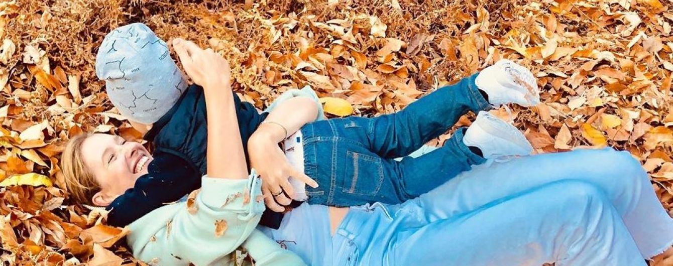 Екатерина Осадчая повалялась в листьях с двухлетним сыном